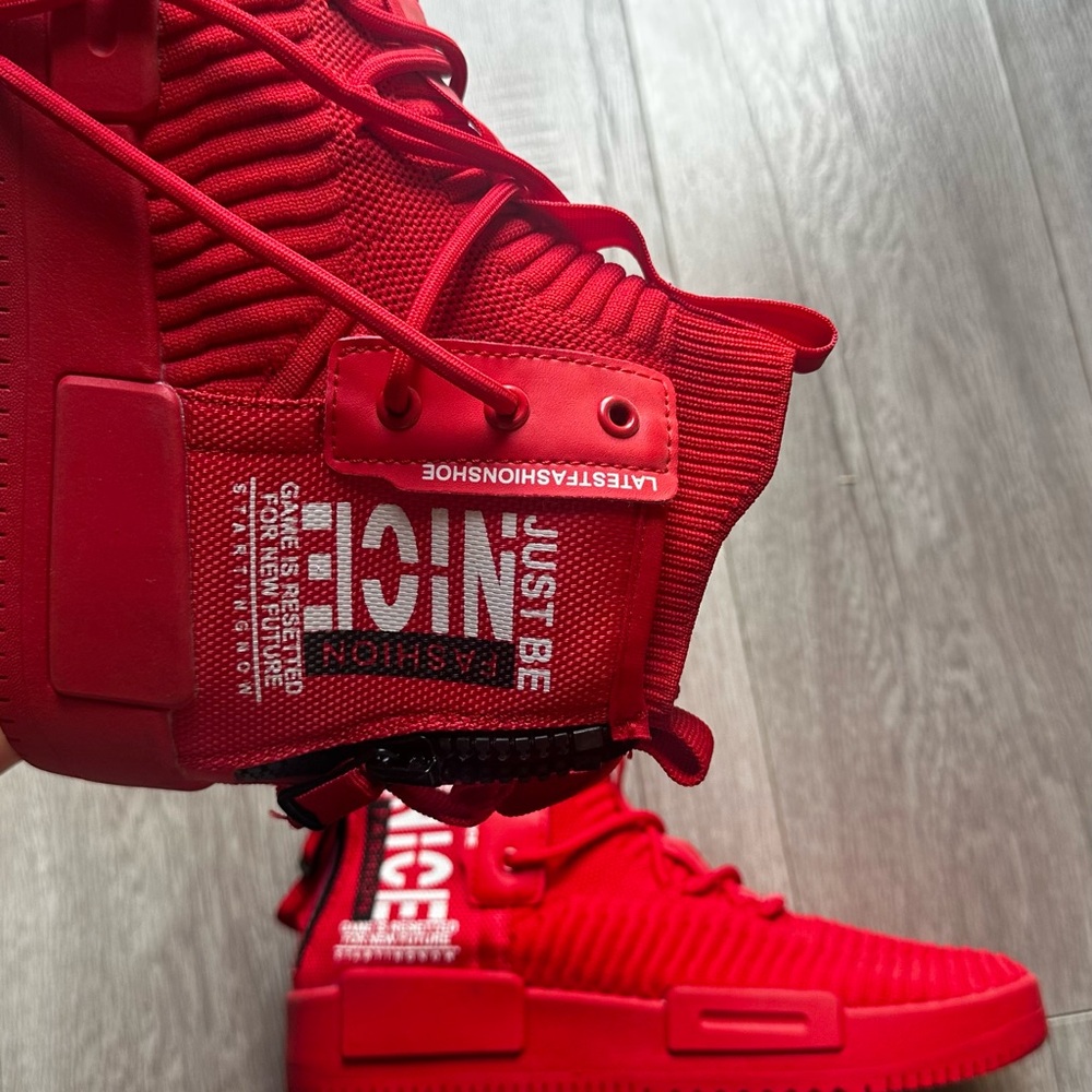 NEW: RUNMAXX Men’s Fashion Red High-Top Sneakers